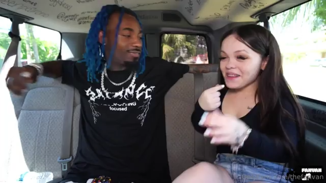 A la enana Kelsey le encanta follar con negros