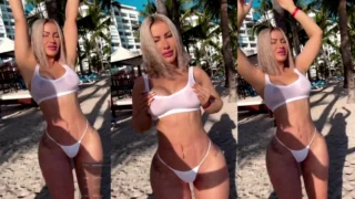 Alexandra MVP en la playa en bikini