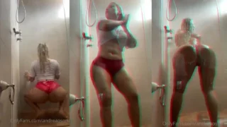 Andrea Osorio bailando en el baño