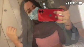 Ariana van X masturbándose en el avión