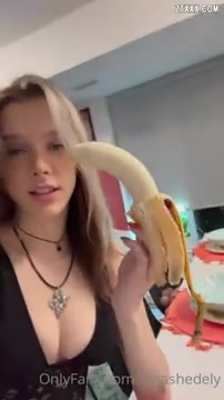 Ashley Matheson chupando una versión de pene banana
