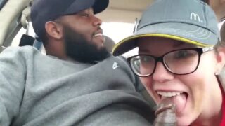 Asistente de Mc Donalds dando mamada en el estacionamiento