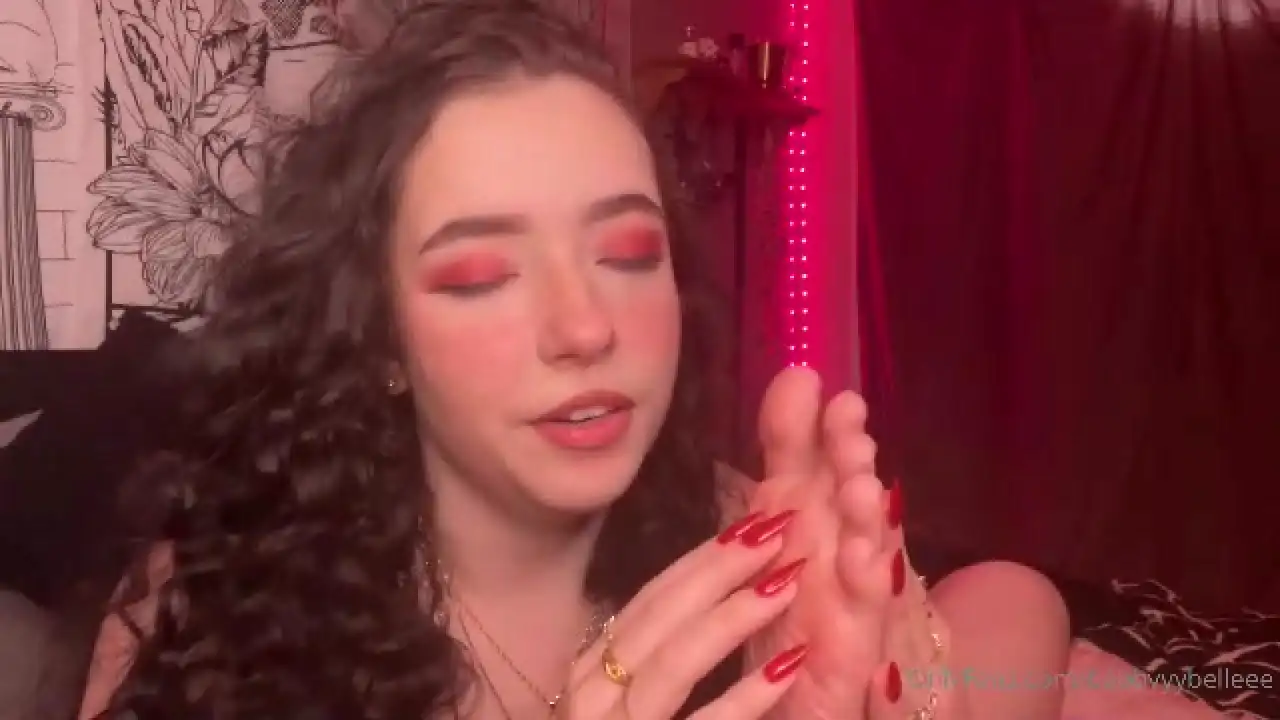 Babbyyybelleee lamiendose los pies