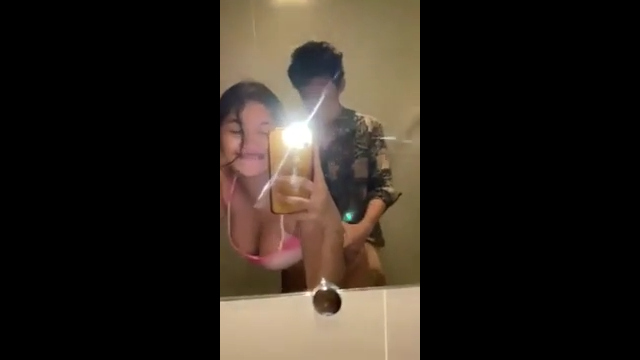 Big Boobie Asian Teen follada en el baño