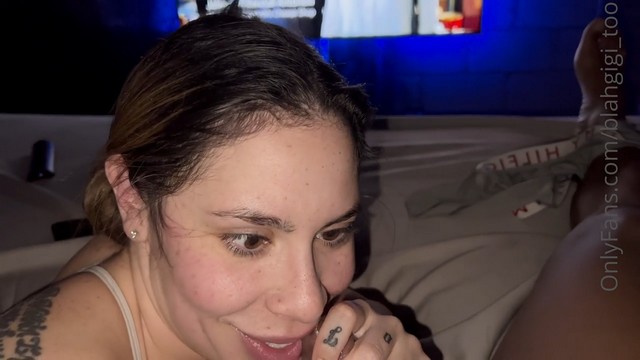 Blahgigi chupando una gran polla negra mientras habla con su novio por teléfono