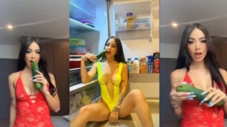 Caeli chupando un pepino YouTuber