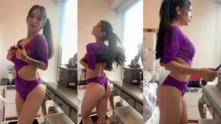 Caeli maquillandose bien sexy