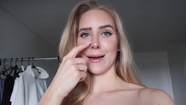 Caroline Zalog ver a través de la parte superior de prueba