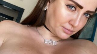 Celia Lora selfie de las tetas