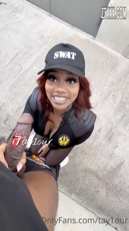 Coop Princess Tay revisando el auto de un hombre negro