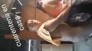Cuarentena en casa follando a su esposa mientra lava