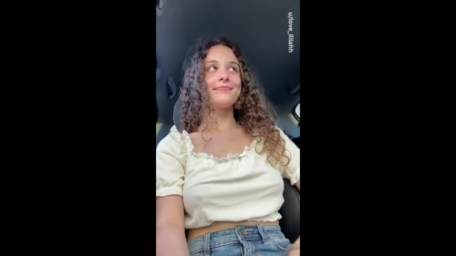 Cutie mostrando sus bonitas tetas en el auto.