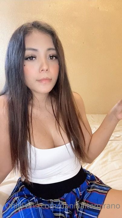 Dania Altamirano tomando leche