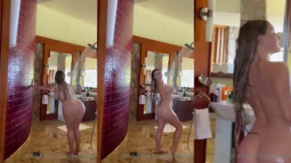 Demi Rose tomando una ducha