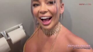 Diosa de bronce con Hayley Davies GG lamiendo coño