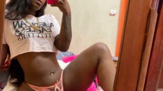 Dominicana Gailen la moyeta con su dildo