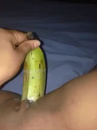 Dominicana se masturba con un platano