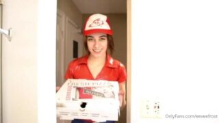 Eevee Frost Pizza Delivery se pone cachonda y se folla un consolador