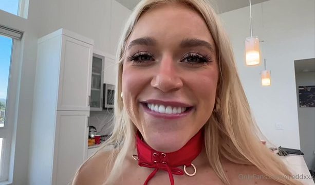 Elle Brooke en lencería roja follando Dredd