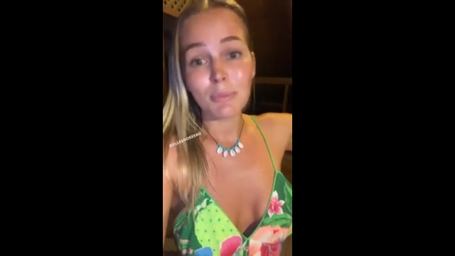 Ellen mostrando sus tetas