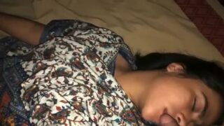 Encontro a su prima durmiendo desnuda