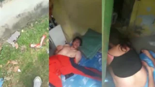 Encuentra a su esposo con otra mujer