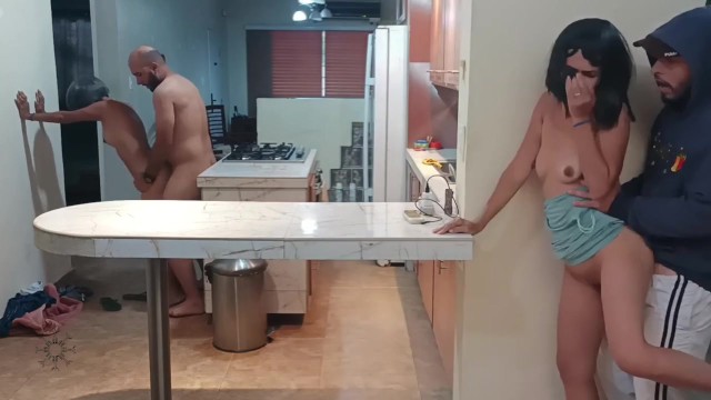 Espiaba a mi madre follando y ella me dejo follar a mi hermanastro