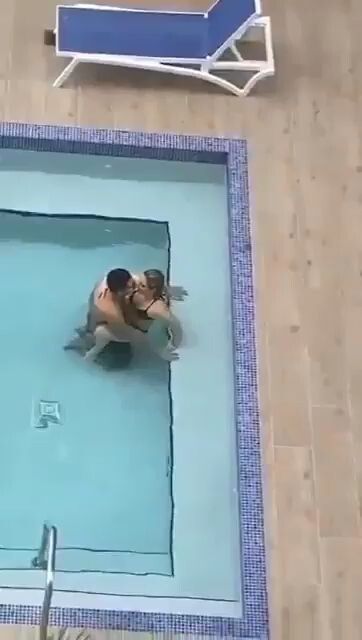 Follando en la piscina de un hotel