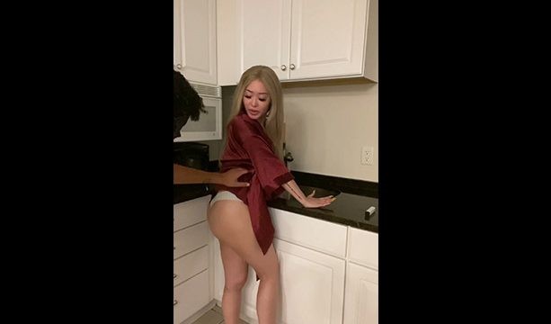 Foopah follada mientras prepara el desayuno