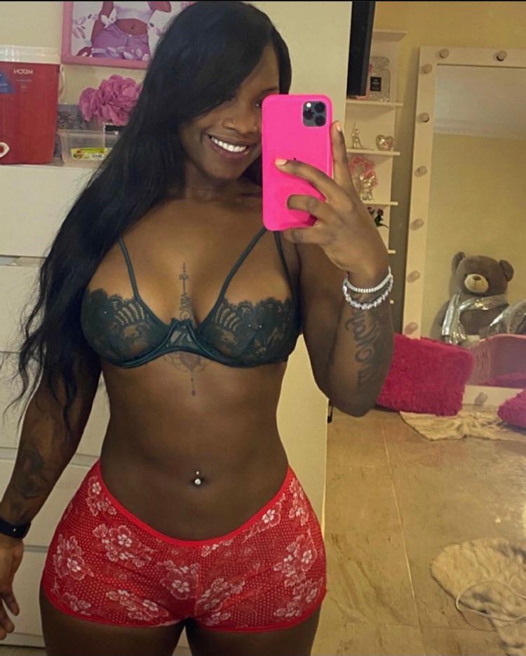 Gailen la moyeta masturbandose