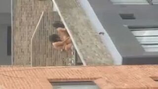 Graba a sus vecinas lesbianas en el techo