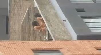 Graba a sus vecinas lesbianas en el techo