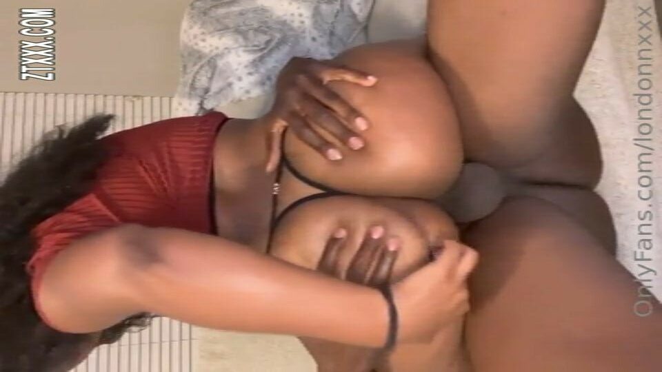 Gran culo Londonnxxx rebotando su gran culo en una BBC