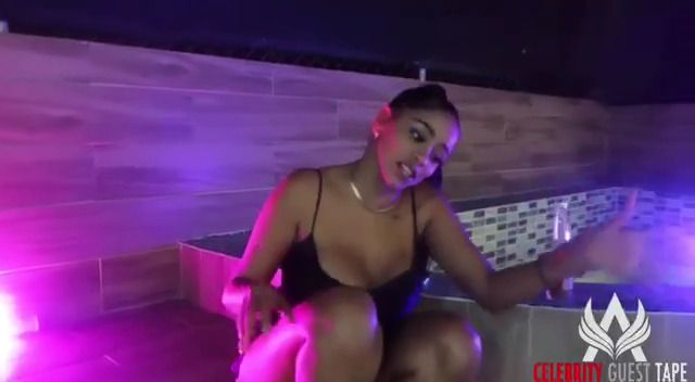 Habla de la biblia en pleno acto sexual