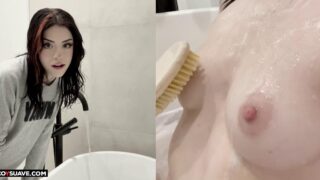 Hannahowo tomando una ducha