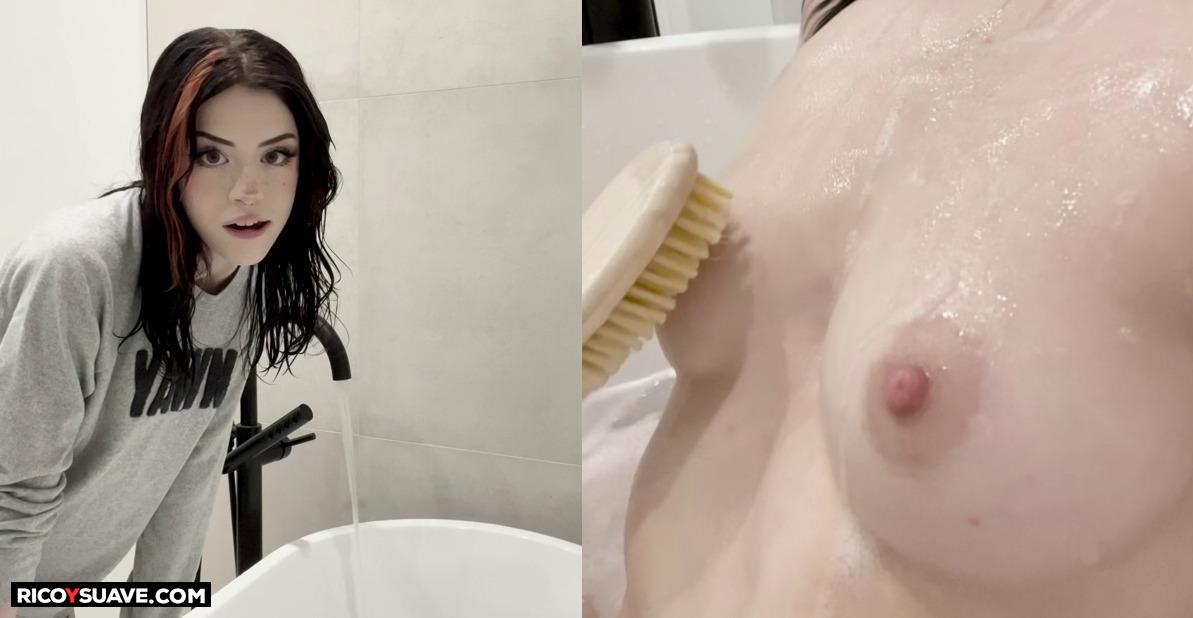 Hannahowo tomando una ducha