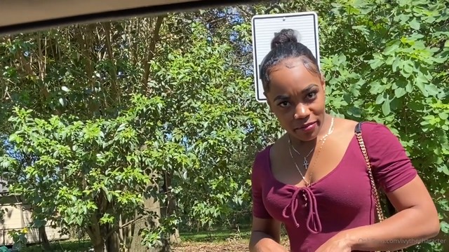 Ivy The Character Ordeñando una BBC en el auto