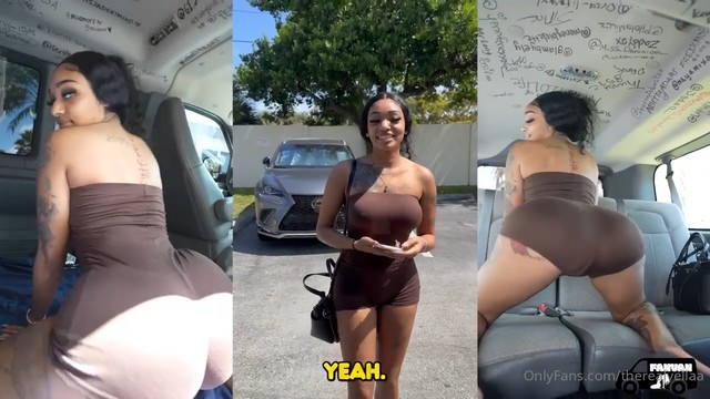 J Yella jugando con sus juguetes en la fanvan