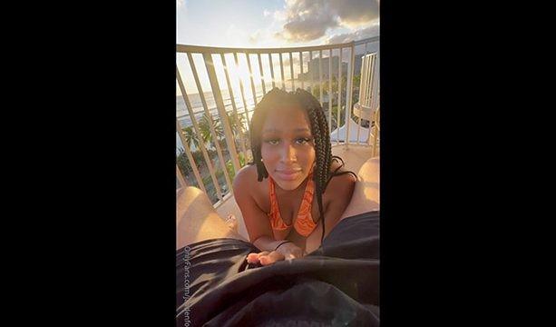 Jaaden devorando una BBC al aire libre