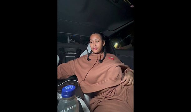 Jaaden usando consolador en el coche