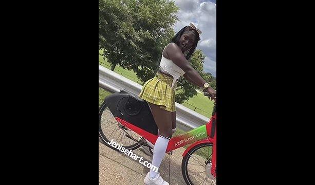 Jenise Hart en motocicleta y facial al aire libre