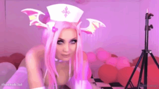 Jessica Nigri rebotando tetas en kitty micro bikini