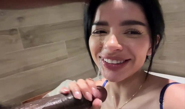 Juanita Belle Sacándose leche en el baño