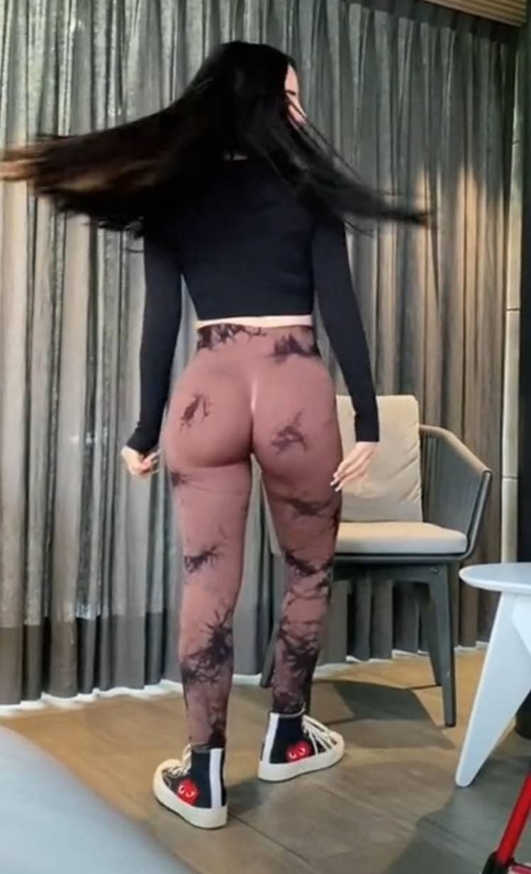 Kim Loaiza meneando la cola