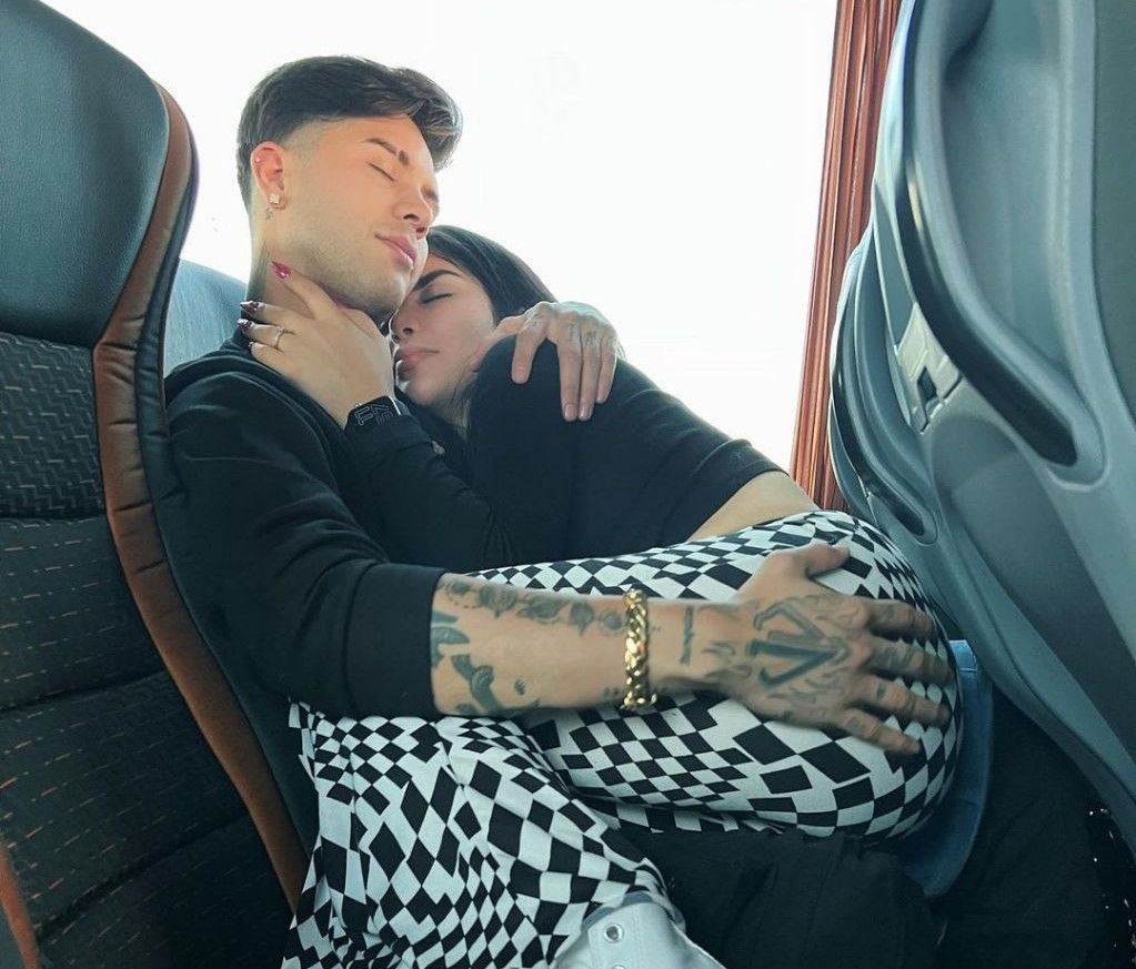 Kimberly Loaiza y JDP acariciándole el culo