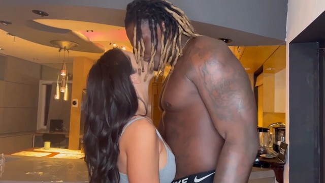 King Kong Louie Smalls follando con una morena