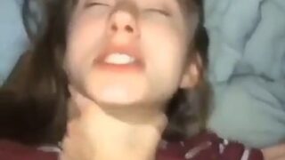 La agarra por el cuello y le gusta