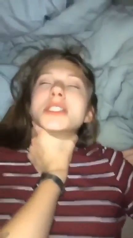 La agarra por el cuello y le gusta