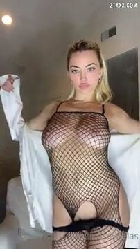 La bebé Lindsey Pelas provocando a sus fans
