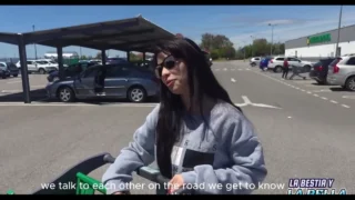 La bestia y la bella la convence en el supermercado de ir a follar